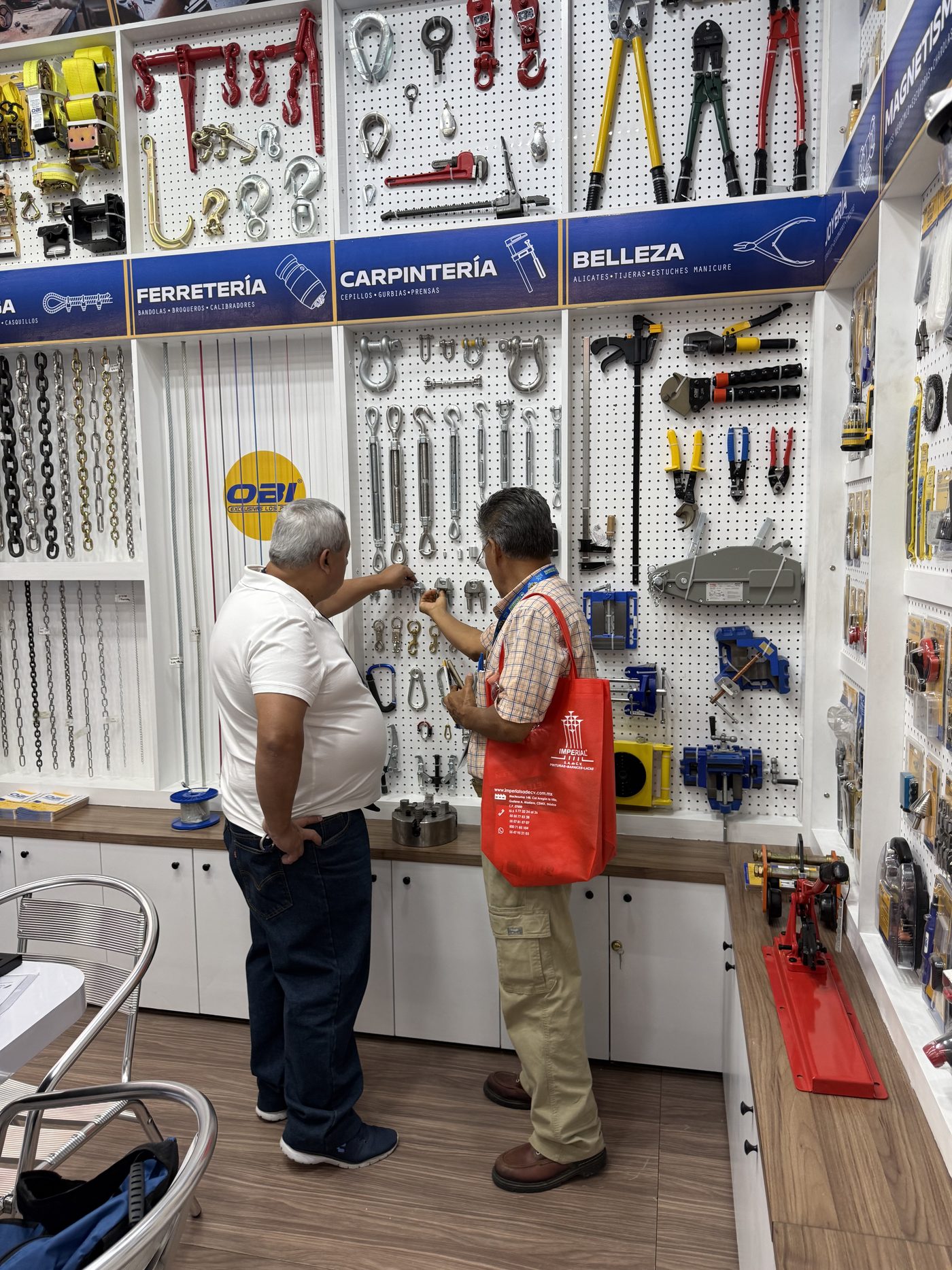 Angel, del equipo comercial de OBI, atendiendo a un cliente en el stand